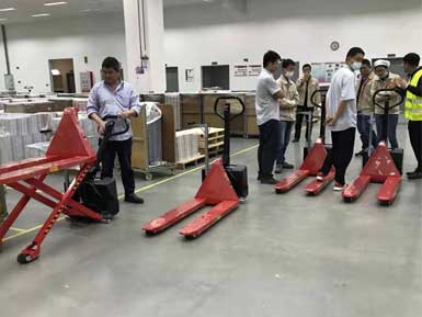 電動(dòng)高升程搬運(yùn)車交付使用，感謝廠家羅總親自跟客戶講解操作方法！